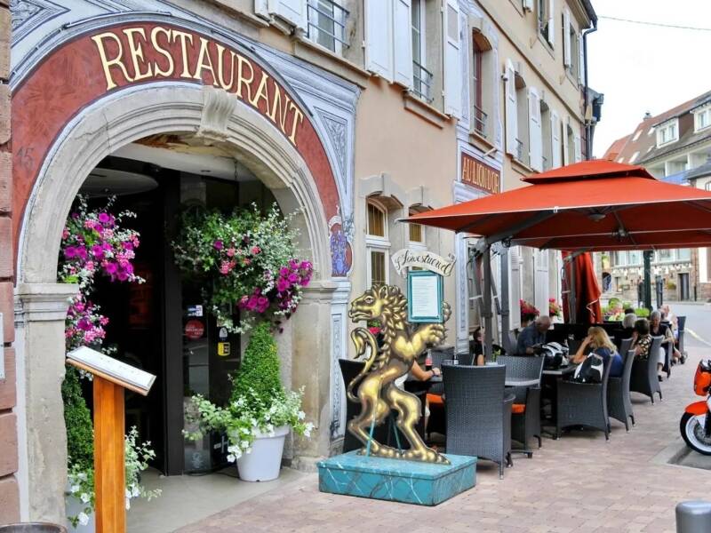 Das Hotel liegt im charmanten mittelalterlichen Dorf La Petite Pierre, nahe historischen Gassen und einer Burg auf dem Hügel.